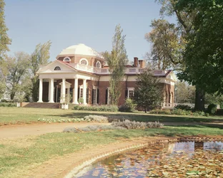 Vue de la façade ouest de Monticello, maison de Thomas Jefferson (1743-1826) construite en 1772